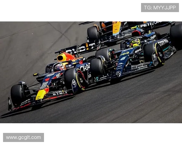 F1赛季战况激烈 红牛车队再度称霸 场上竞争愈发白热化