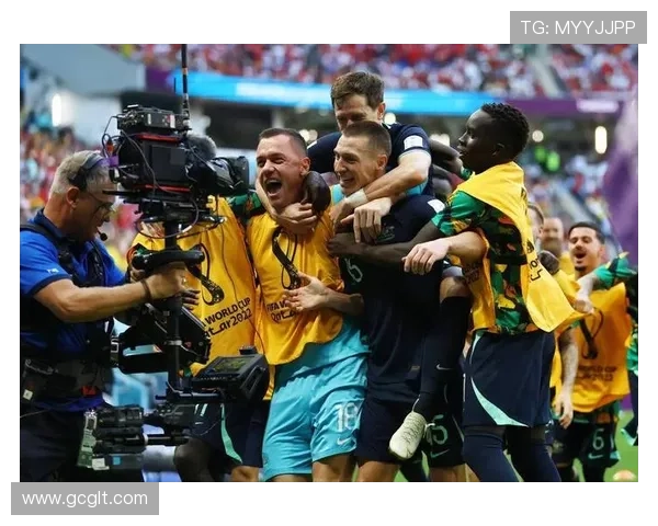 国家队逆转夺冠引爆全场球迷热情高涨赛后盛况感人震撼全国瞩目时 国家队逆转夺冠引爆全场球迷热情高涨赛后盛况感人震撼全国瞩目时