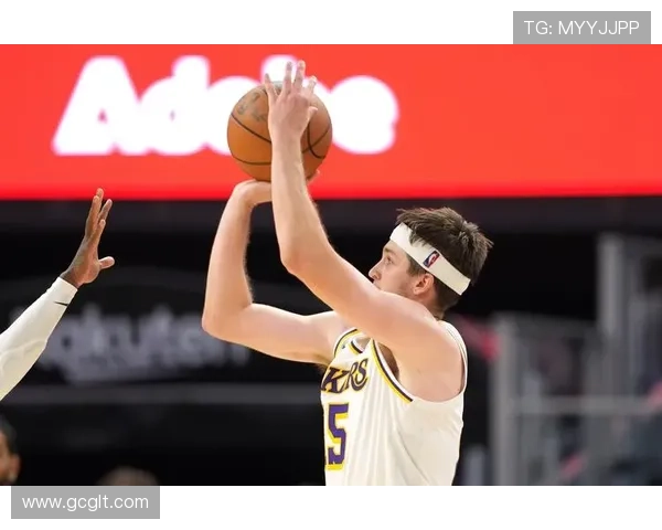 湖人队新赛季备战引关注 詹姆斯与戴维斯合作再升级 有望冲击总冠军